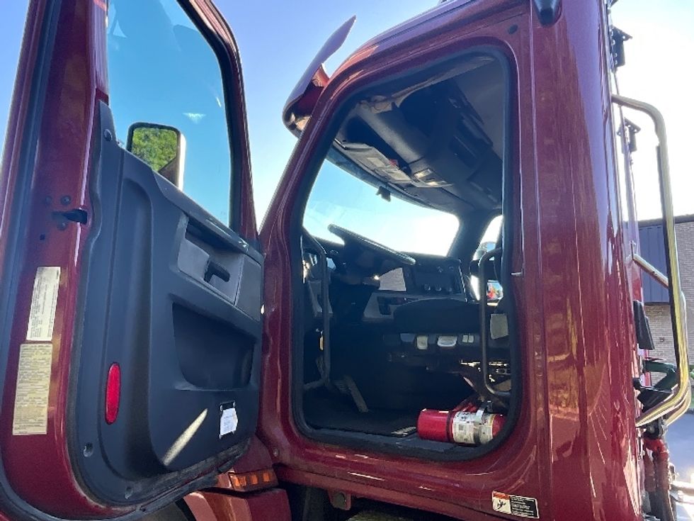 Day Cab Tractor-Heavy Duty Tractors-Freightliner-2019-T12664ST-Reading-PA-191,200\n\t\tmiles-$ 45,000 - Image 9