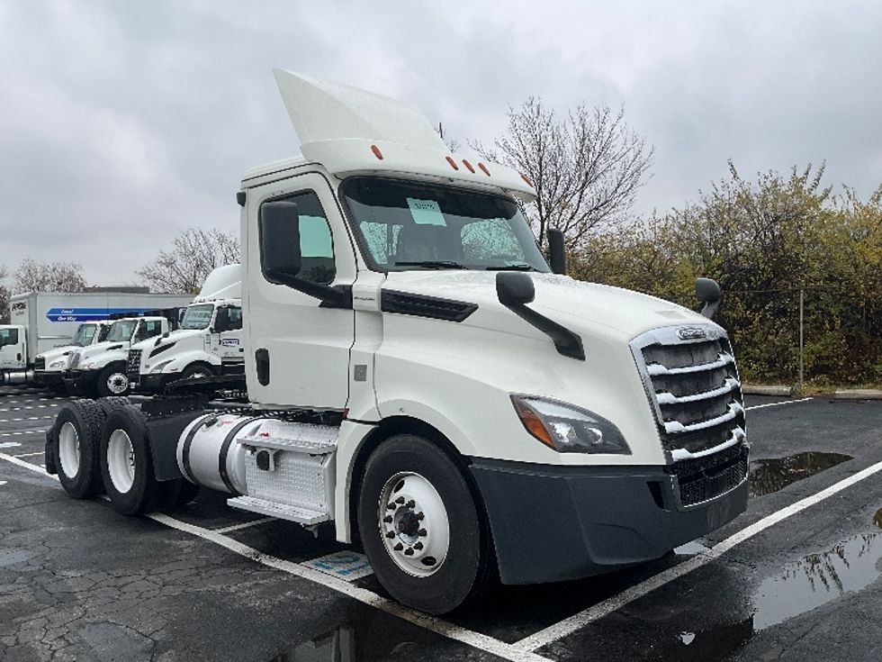 Day Cab Tractor-Heavy Duty Tractors-Freightliner-2019-T12664ST-Reading-PA-236,173\n\t\tmiles-$ 49,750 - Image 1