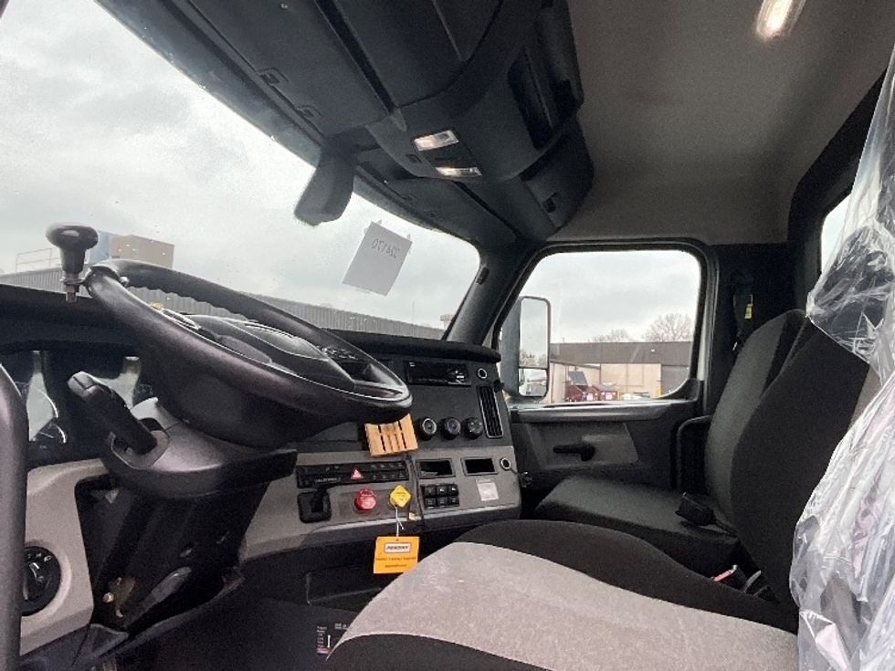 Day Cab Tractor-Heavy Duty Tractors-Freightliner-2019-T12664ST-Reading-PA-236,173\n\t\tmiles-$ 49,750 - Image 10