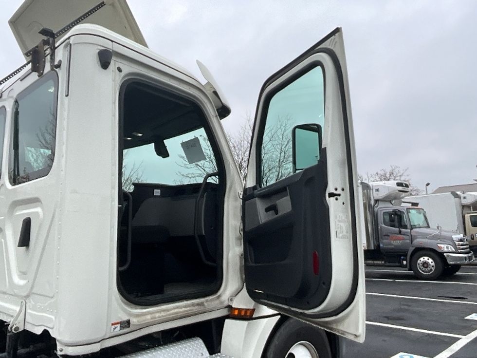 Day Cab Tractor-Heavy Duty Tractors-Freightliner-2019-T12664ST-Reading-PA-236,173\n\t\tmiles-$ 49,750 - Image 12