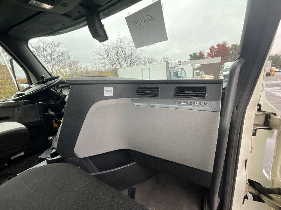 Day Cab Tractor-Heavy Duty Tractors-Freightliner-2019-T12664ST-Reading-PA-236,173\n\t\tmiles-$ 49,750 - Image 13