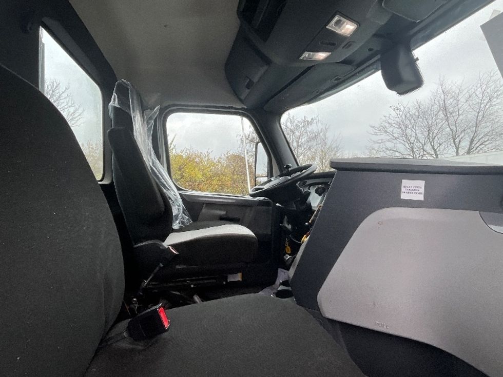 Day Cab Tractor-Heavy Duty Tractors-Freightliner-2019-T12664ST-Reading-PA-236,173\n\t\tmiles-$ 49,750 - Image 14