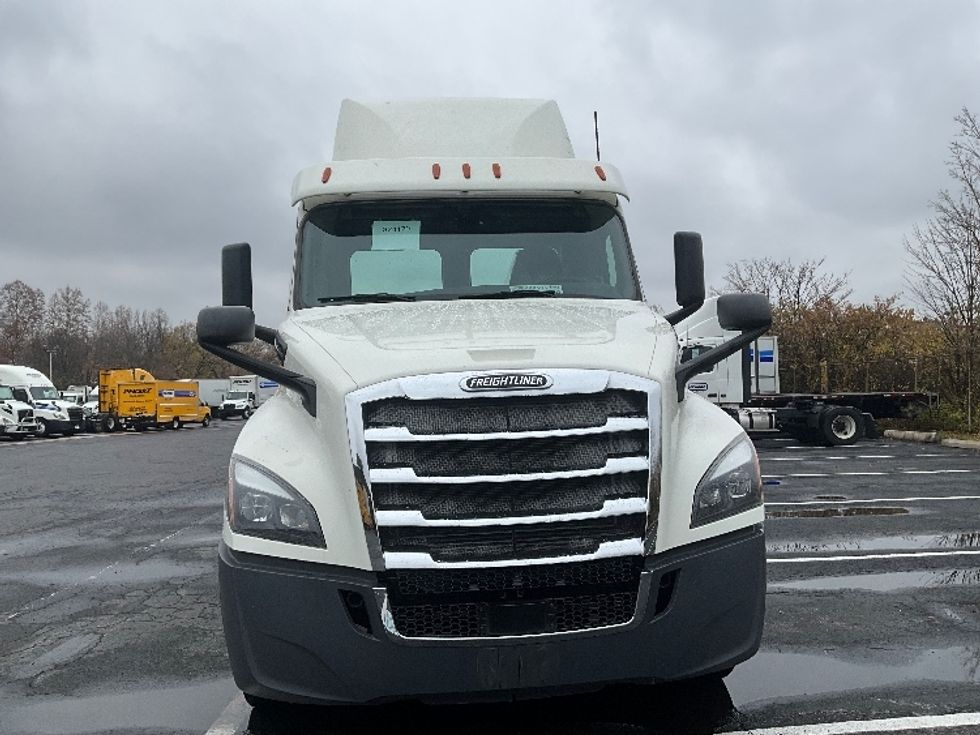 Day Cab Tractor-Heavy Duty Tractors-Freightliner-2019-T12664ST-Reading-PA-236,173\n\t\tmiles-$ 49,750 - Image 2