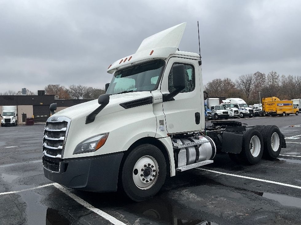 Day Cab Tractor-Heavy Duty Tractors-Freightliner-2019-T12664ST-Reading-PA-236,173\n\t\tmiles-$ 49,750 - Image 3