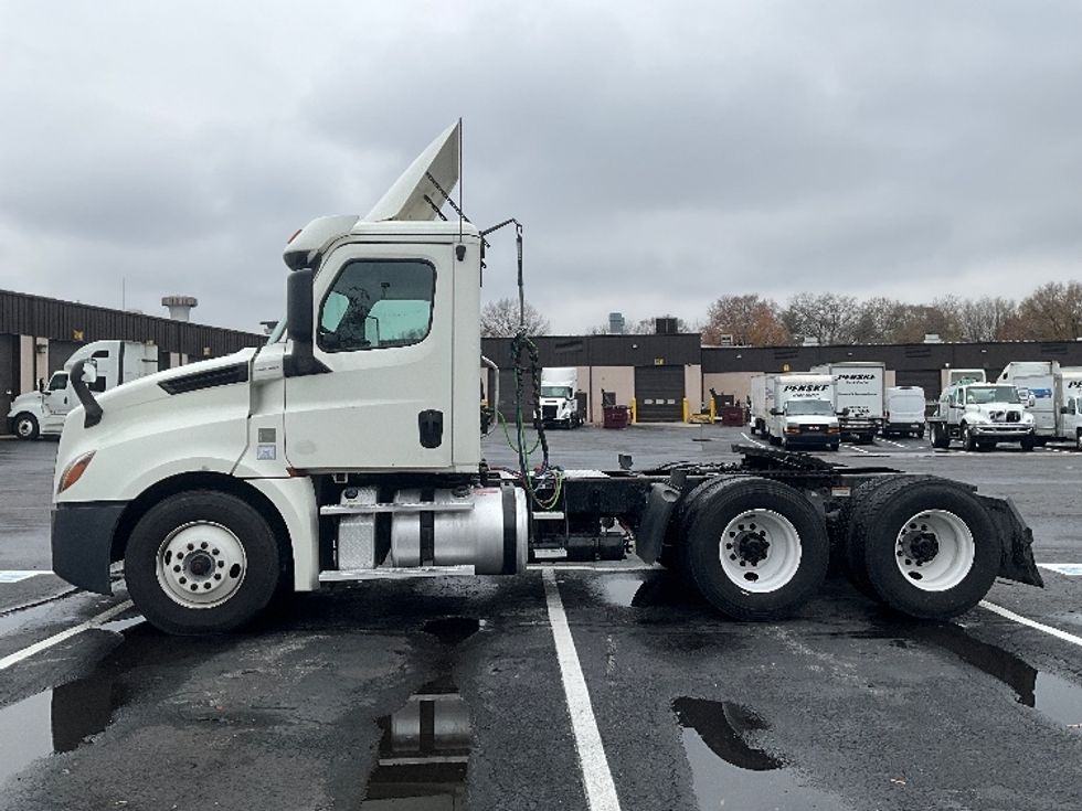 Day Cab Tractor-Heavy Duty Tractors-Freightliner-2019-T12664ST-Reading-PA-236,173\n\t\tmiles-$ 49,750 - Image 4