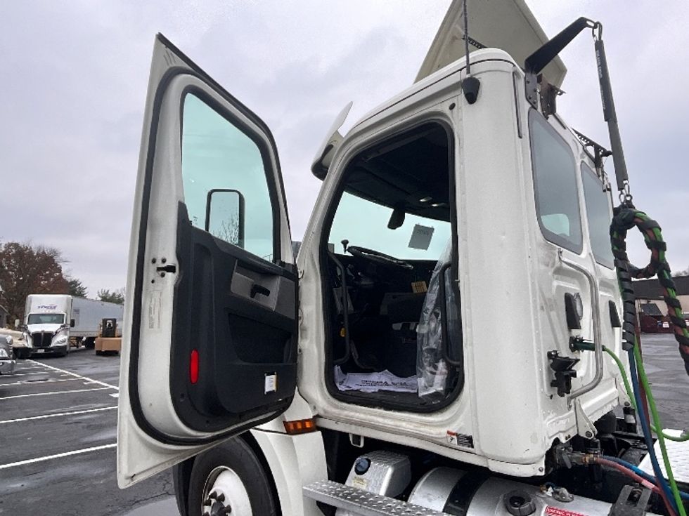 Day Cab Tractor-Heavy Duty Tractors-Freightliner-2019-T12664ST-Reading-PA-236,173\n\t\tmiles-$ 49,750 - Image 9