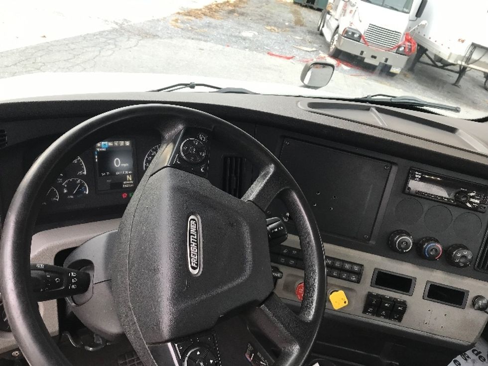 Day Cab Tractor-Heavy Duty Tractors-Freightliner-2019-T12664ST-Reading-PA-242,141\n\t\tmiles-$ 46,500 - Image 10