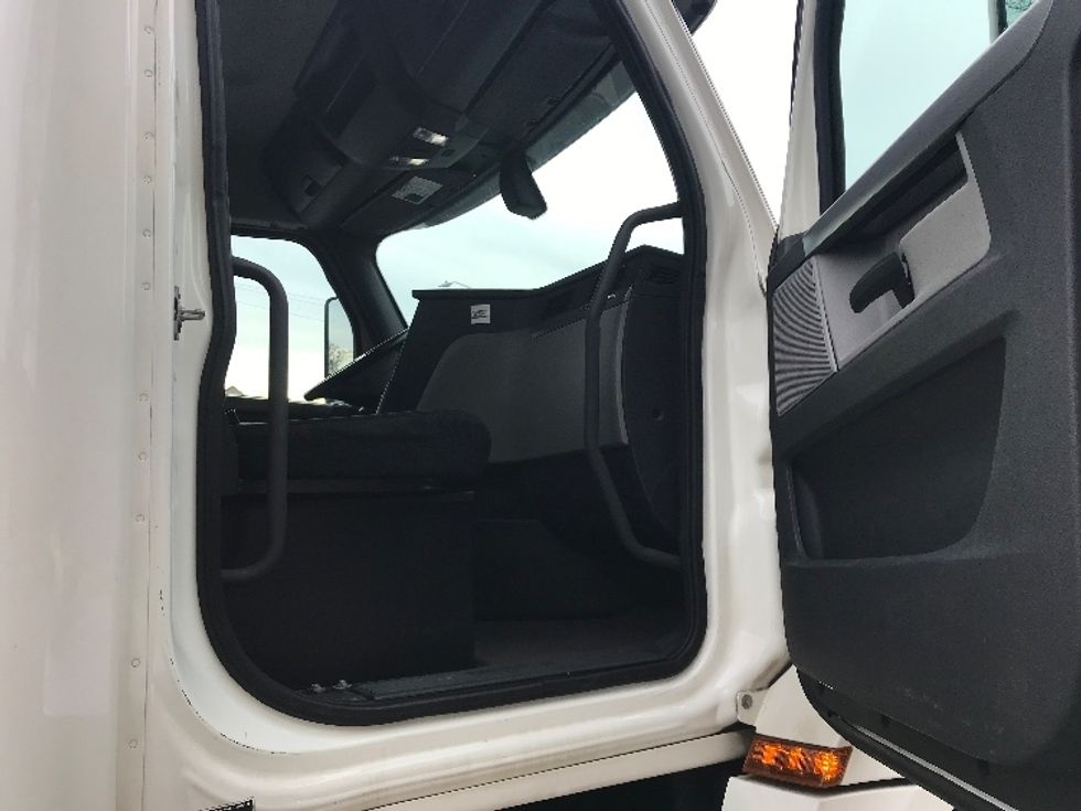 Day Cab Tractor-Heavy Duty Tractors-Freightliner-2019-T12664ST-Reading-PA-242,141\n\t\tmiles-$ 46,500 - Image 11