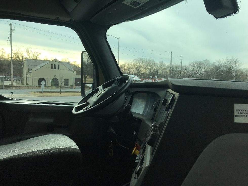 Day Cab Tractor-Heavy Duty Tractors-Freightliner-2019-T12664ST-Reading-PA-242,141\n\t\tmiles-$ 46,500 - Image 13