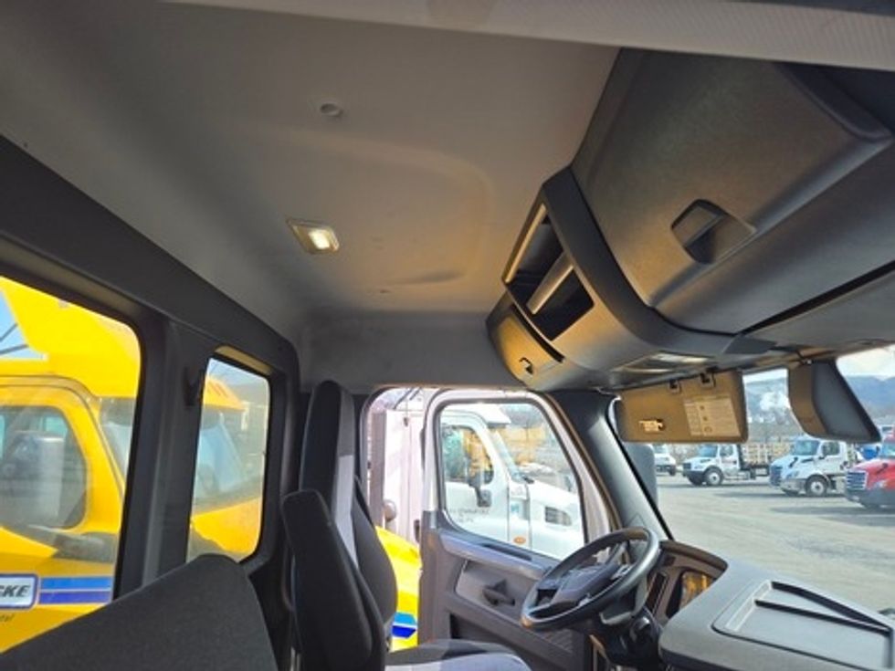 Day Cab Tractor-Heavy Duty Tractors-Freightliner-2019-T12664ST-Reading-PA-242,141\n\t\tmiles-$ 46,500 - Image 16