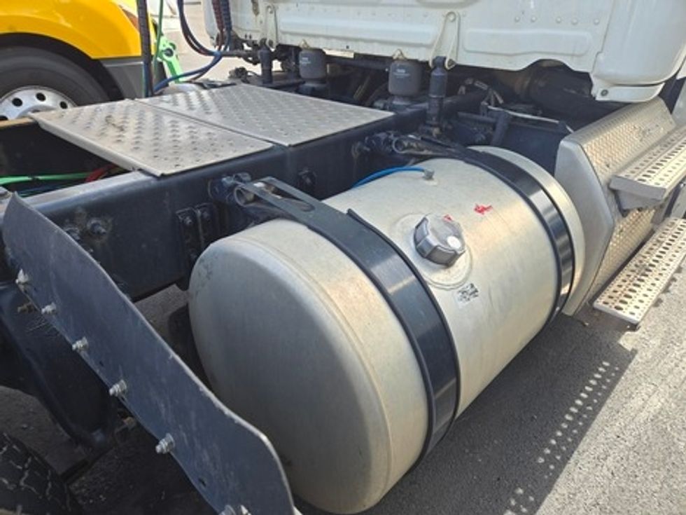 Day Cab Tractor-Heavy Duty Tractors-Freightliner-2019-T12664ST-Reading-PA-242,141\n\t\tmiles-$ 46,500 - Image 17