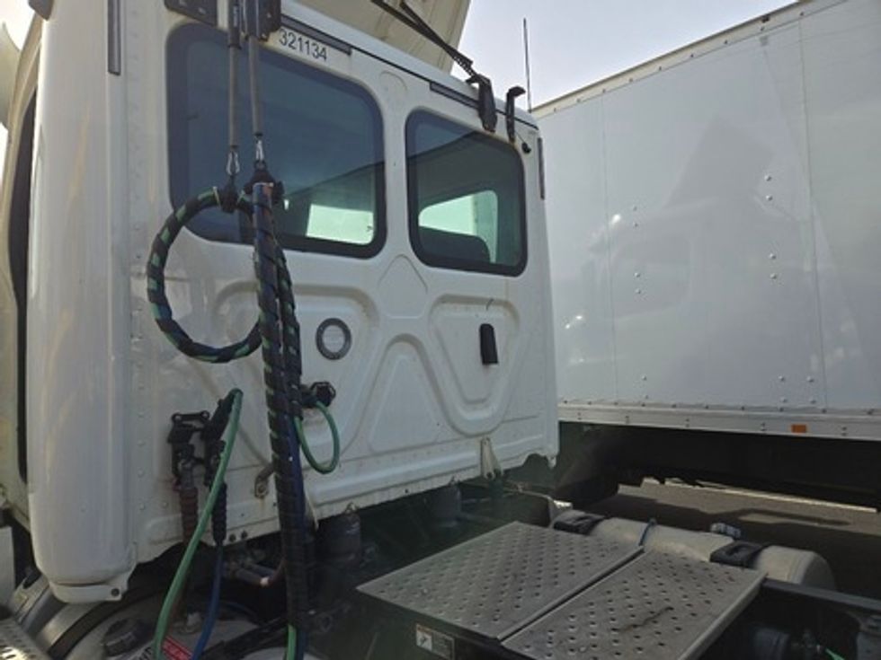 Day Cab Tractor-Heavy Duty Tractors-Freightliner-2019-T12664ST-Reading-PA-242,141\n\t\tmiles-$ 46,500 - Image 18