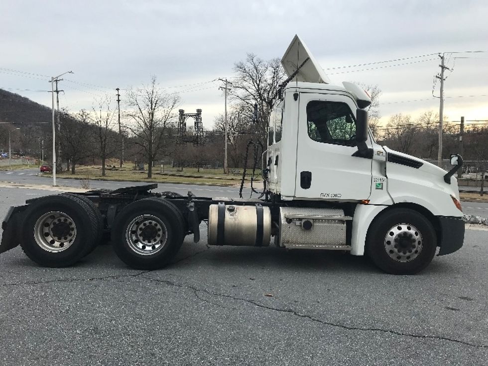Day Cab Tractor-Heavy Duty Tractors-Freightliner-2019-T12664ST-Reading-PA-242,141\n\t\tmiles-$ 46,500 - Image 7