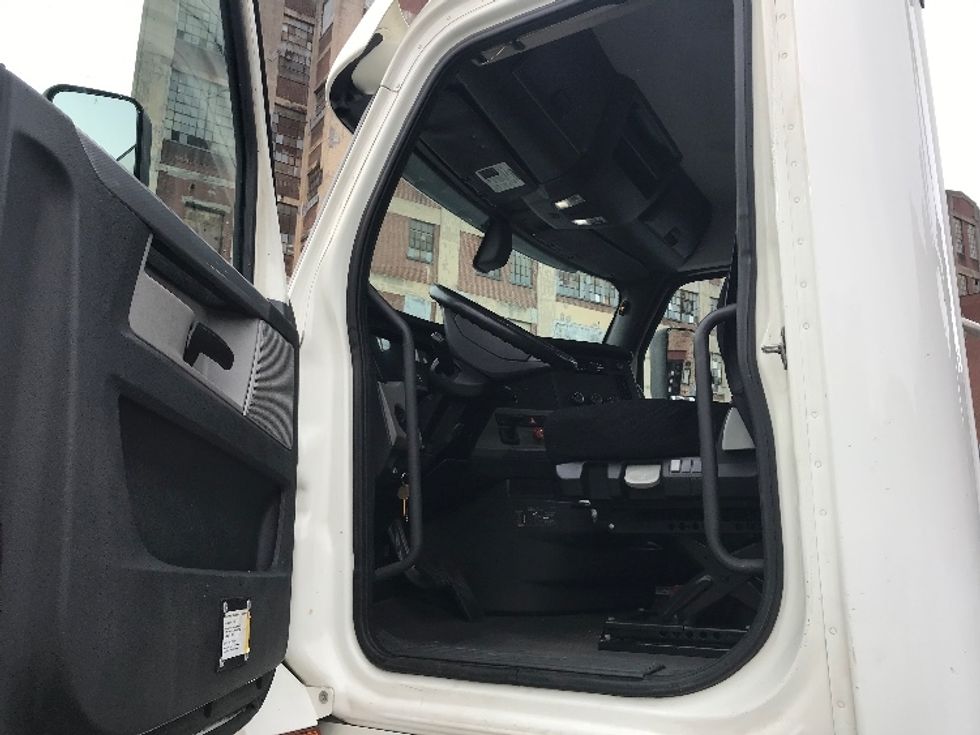 Day Cab Tractor-Heavy Duty Tractors-Freightliner-2019-T12664ST-Reading-PA-242,141\n\t\tmiles-$ 46,500 - Image 8