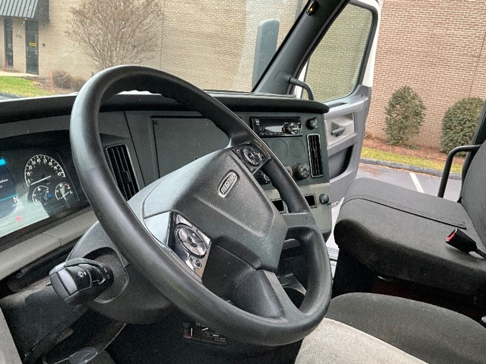 Day Cab Tractor-Heavy Duty Tractors-Freightliner-2019-T12664ST-Reading-PA-269,217\n\t\tmiles-$ 43,750 - Image 10