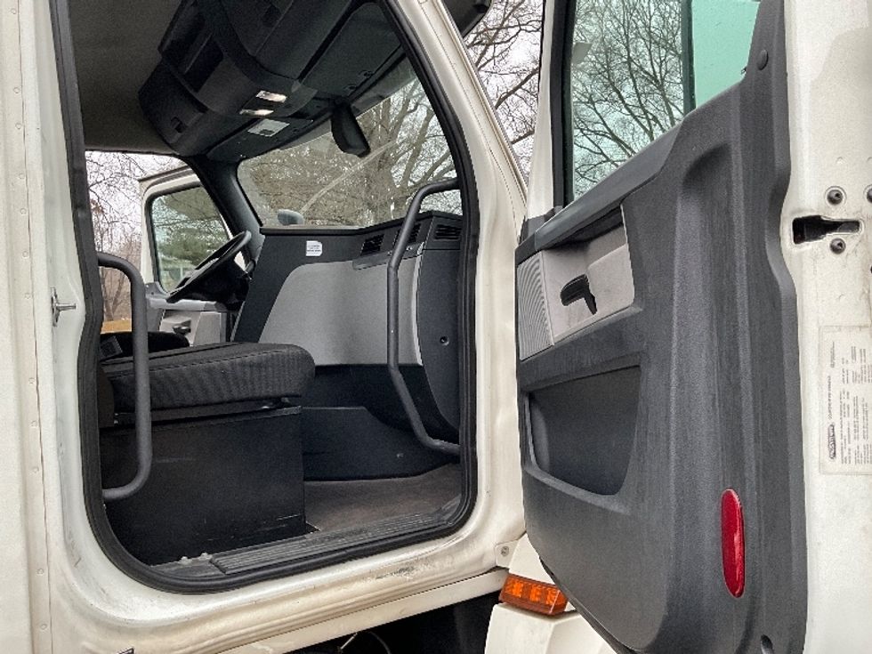Day Cab Tractor-Heavy Duty Tractors-Freightliner-2019-T12664ST-Reading-PA-269,217\n\t\tmiles-$ 43,750 - Image 12