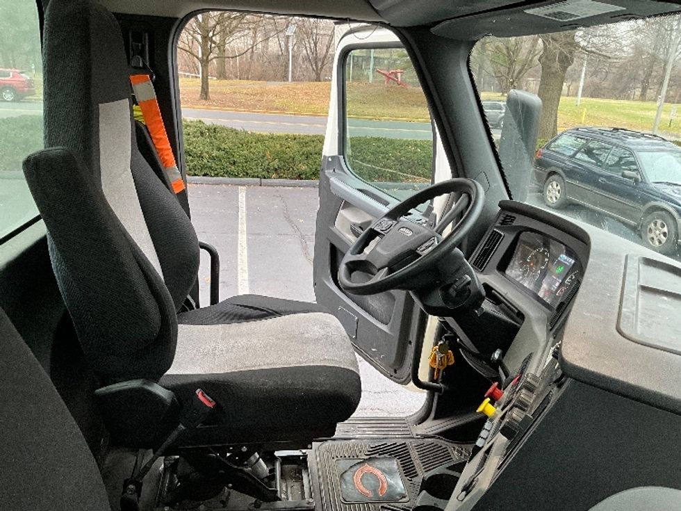 Day Cab Tractor-Heavy Duty Tractors-Freightliner-2019-T12664ST-Reading-PA-269,217\n\t\tmiles-$ 43,750 - Image 14