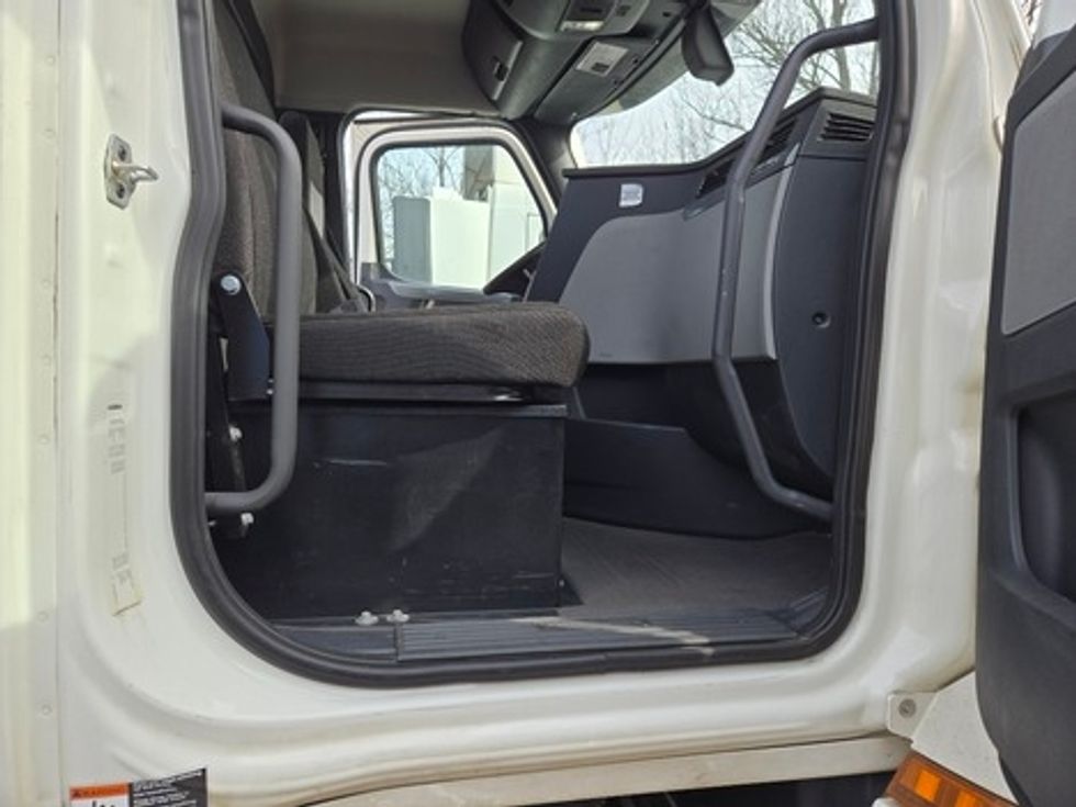 Day Cab Tractor-Heavy Duty Tractors-Freightliner-2019-T12664ST-Reading-PA-269,217\n\t\tmiles-$ 43,750 - Image 17