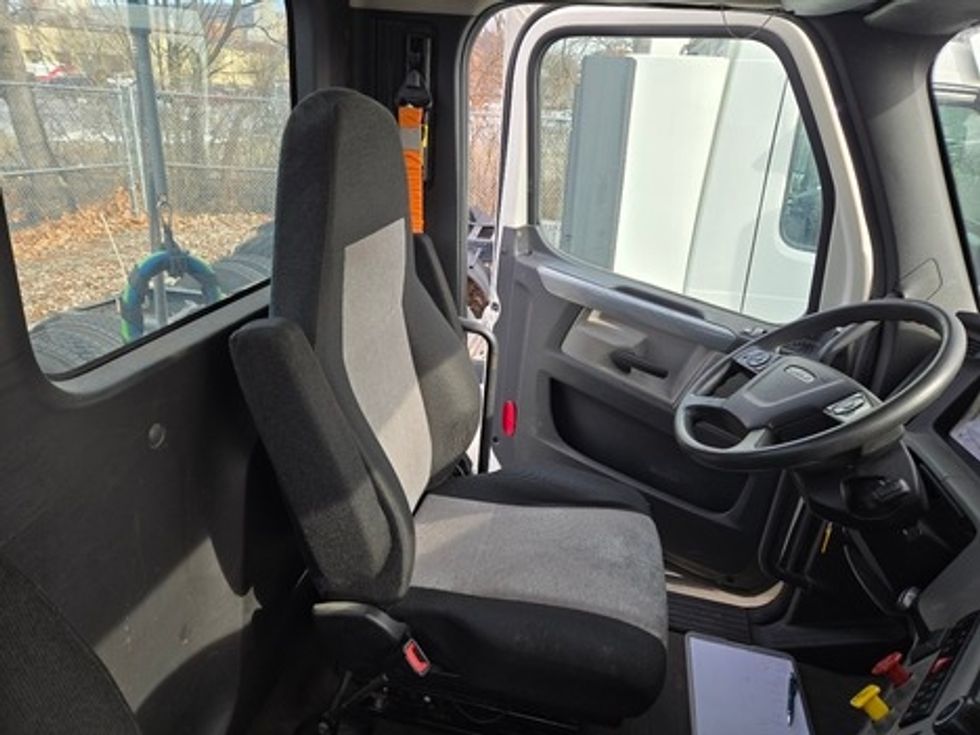 Day Cab Tractor-Heavy Duty Tractors-Freightliner-2019-T12664ST-Reading-PA-269,217\n\t\tmiles-$ 43,750 - Image 18