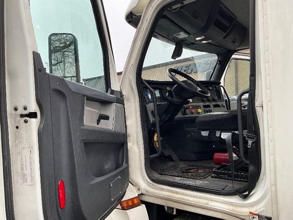 Day Cab Tractor-Heavy Duty Tractors-Freightliner-2019-T12664ST-Reading-PA-269,217\n\t\tmiles-$ 43,750 - Image 9