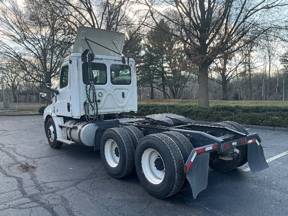 Day Cab Tractor-Heavy Duty Tractors-Freightliner-2019-T12664ST-Reading-PA-301,095\n\t\tmiles-$ 41,750 - Image 5
