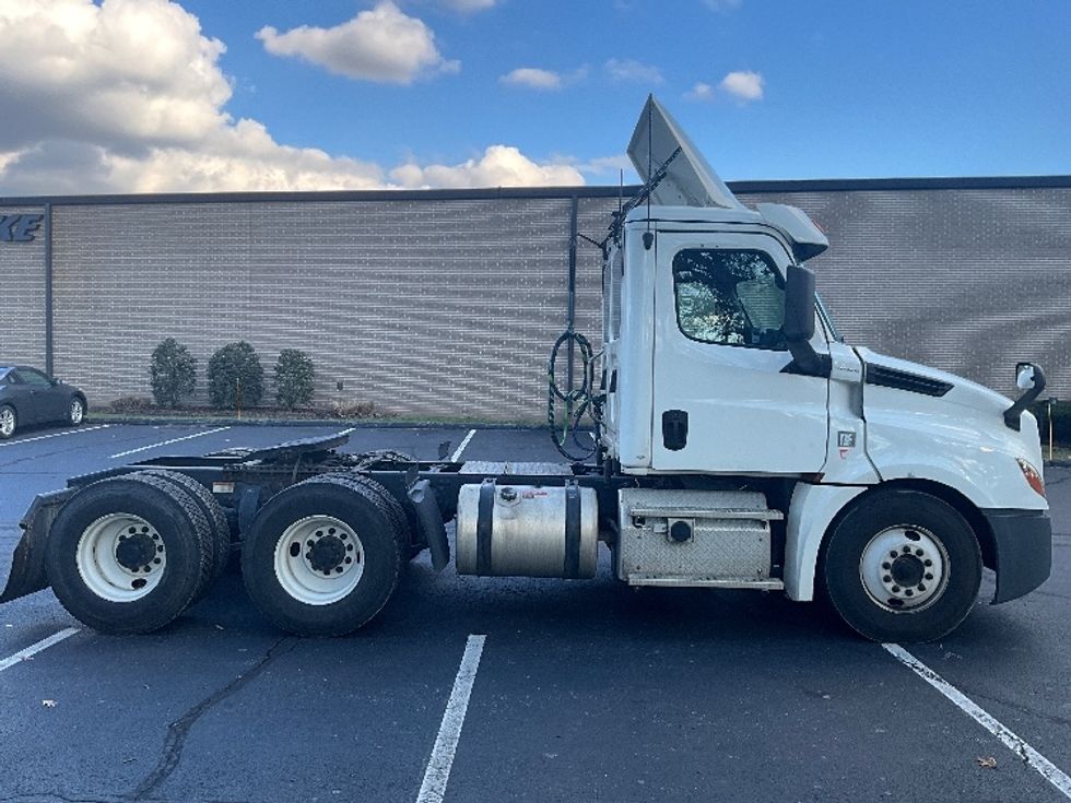 Day Cab Tractor-Heavy Duty Tractors-Freightliner-2019-T12664ST-Reading-PA-301,095\n\t\tmiles-$ 41,750 - Image 8