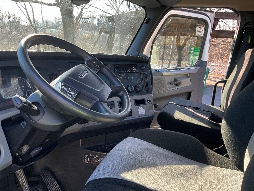 Day Cab Tractor-Heavy Duty Tractors-Freightliner-2019-T12664ST-Reading-PA-339,729\n\t\tmiles-$ 53,500 - Image 10