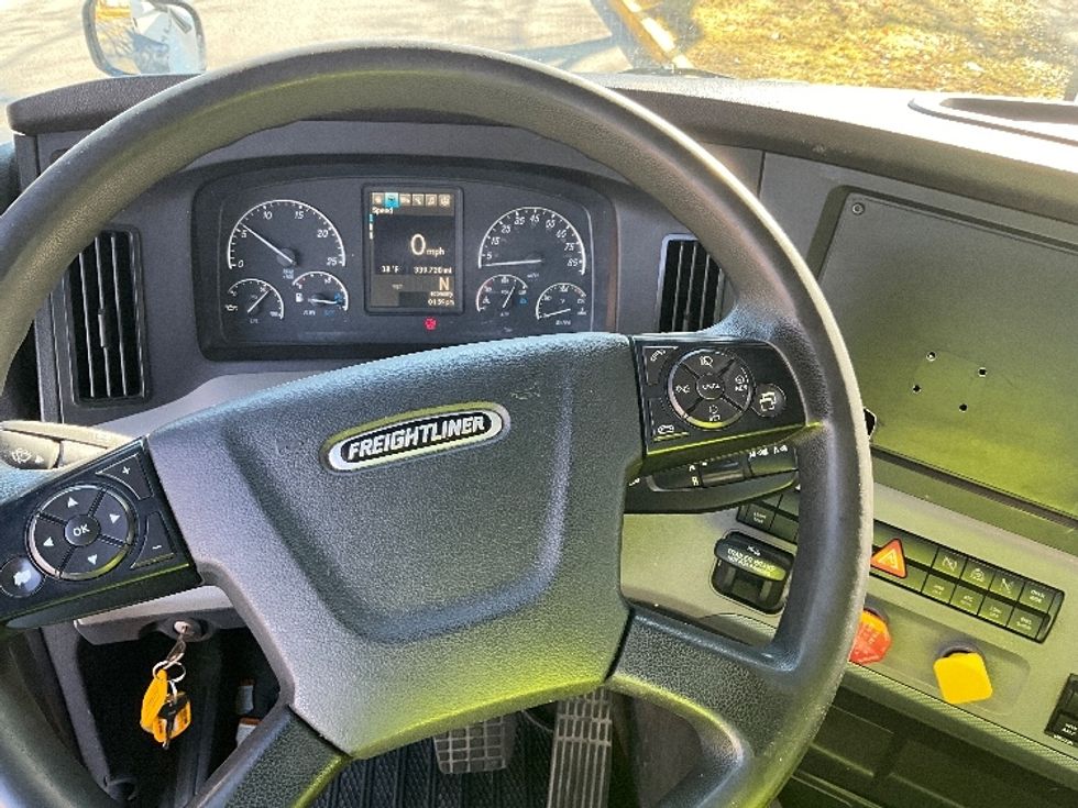 Day Cab Tractor-Heavy Duty Tractors-Freightliner-2019-T12664ST-Reading-PA-339,729\n\t\tmiles-$ 53,500 - Image 11