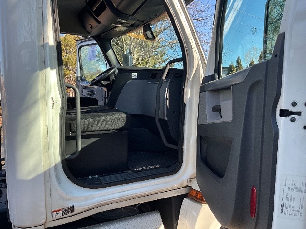 Day Cab Tractor-Heavy Duty Tractors-Freightliner-2019-T12664ST-Reading-PA-339,729\n\t\tmiles-$ 53,500 - Image 12