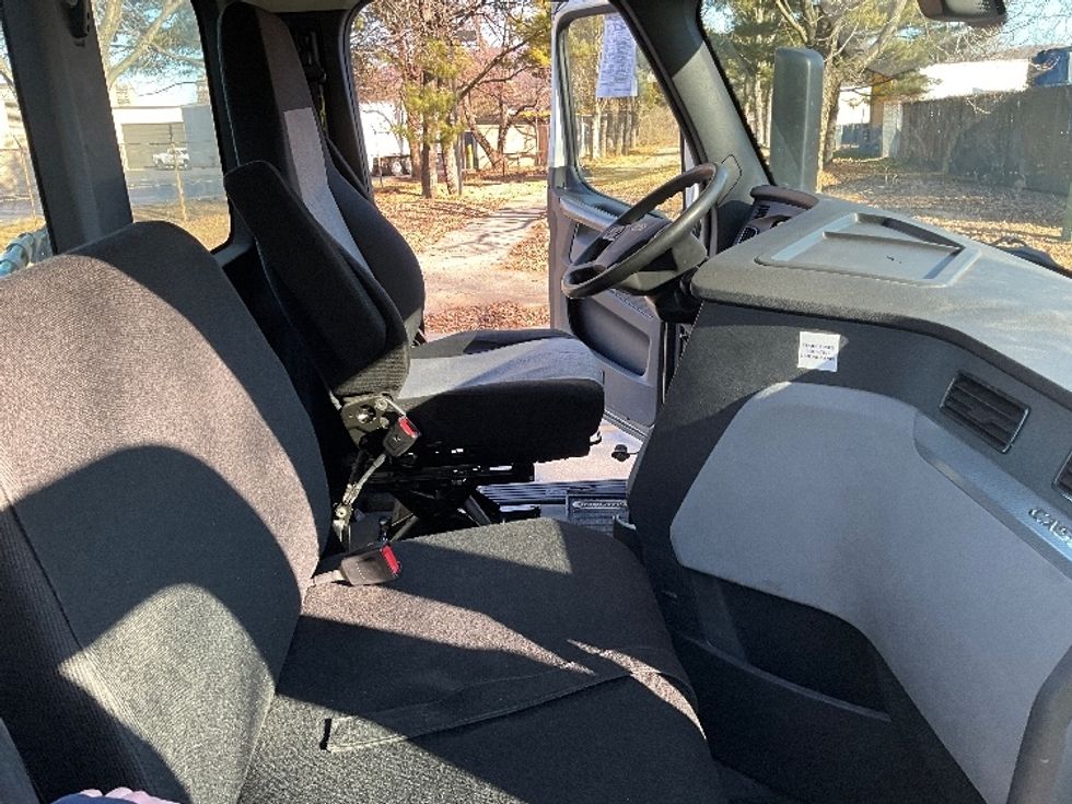 Day Cab Tractor-Heavy Duty Tractors-Freightliner-2019-T12664ST-Reading-PA-339,729\n\t\tmiles-$ 53,500 - Image 14