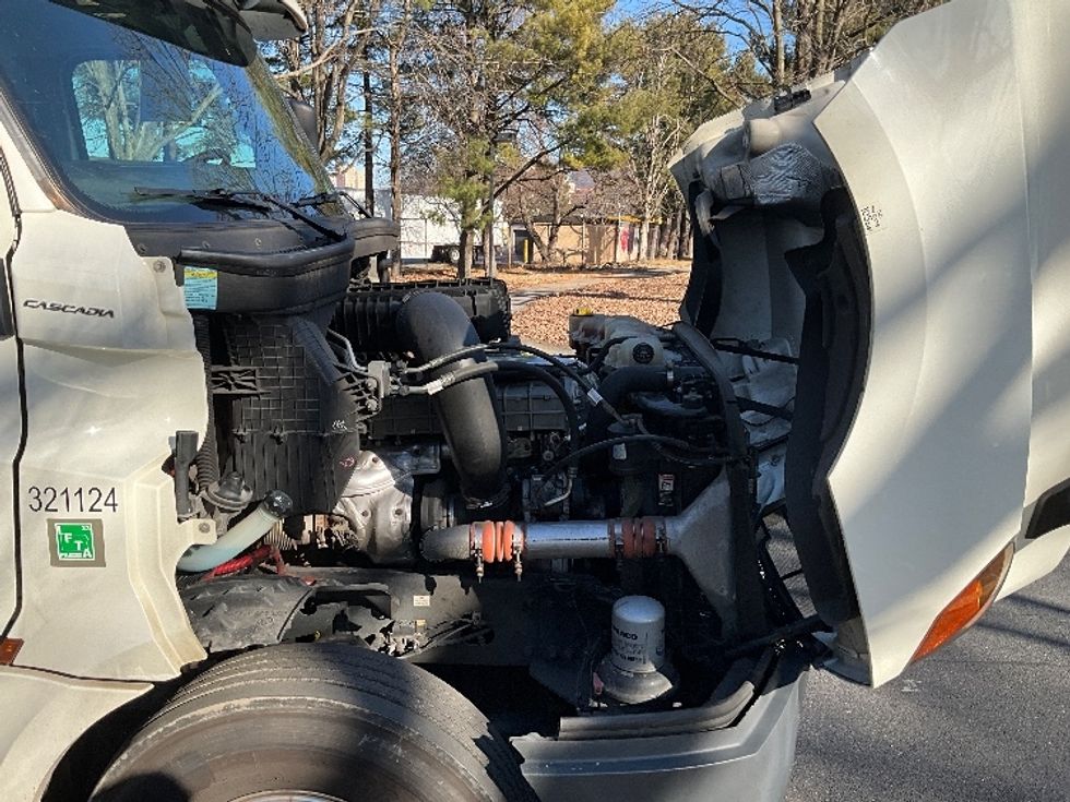 Day Cab Tractor-Heavy Duty Tractors-Freightliner-2019-T12664ST-Reading-PA-339,729\n\t\tmiles-$ 53,500 - Image 15