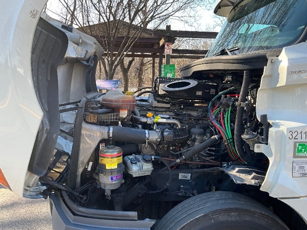 Day Cab Tractor-Heavy Duty Tractors-Freightliner-2019-T12664ST-Reading-PA-339,729\n\t\tmiles-$ 53,500 - Image 16