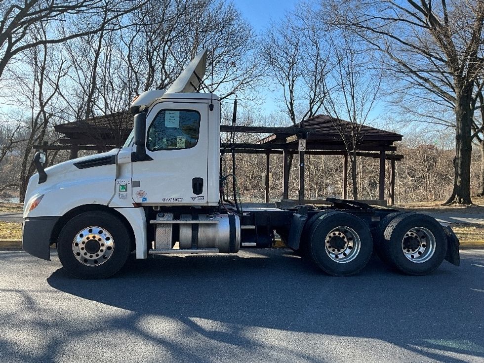 Day Cab Tractor-Heavy Duty Tractors-Freightliner-2019-T12664ST-Reading-PA-339,729\n\t\tmiles-$ 53,500 - Image 4