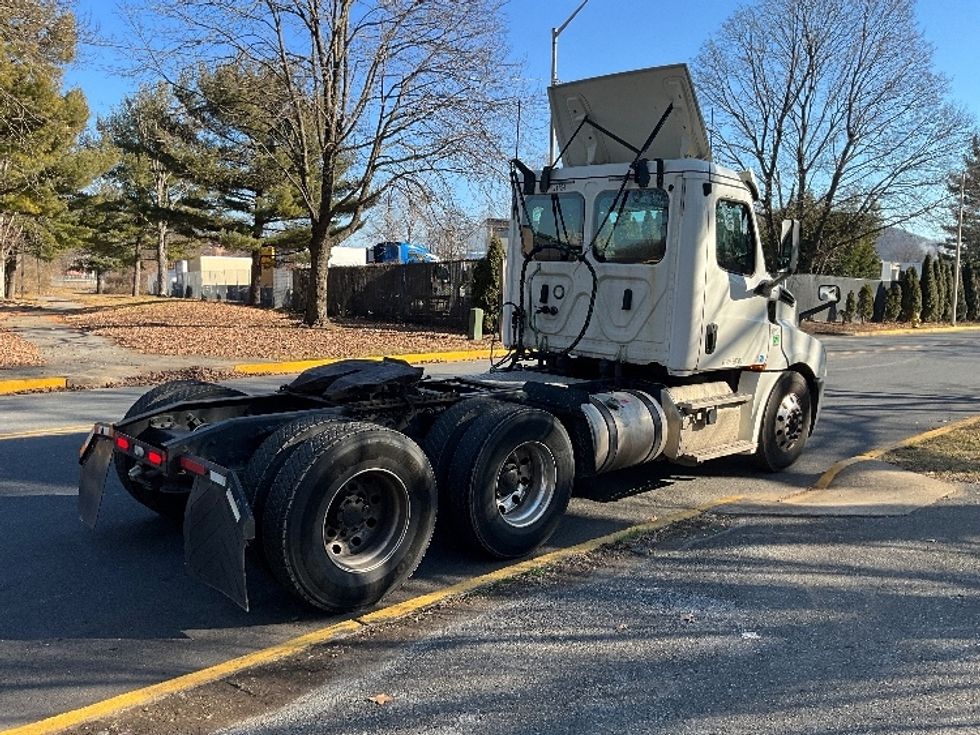 Day Cab Tractor-Heavy Duty Tractors-Freightliner-2019-T12664ST-Reading-PA-339,729\n\t\tmiles-$ 53,500 - Image 7