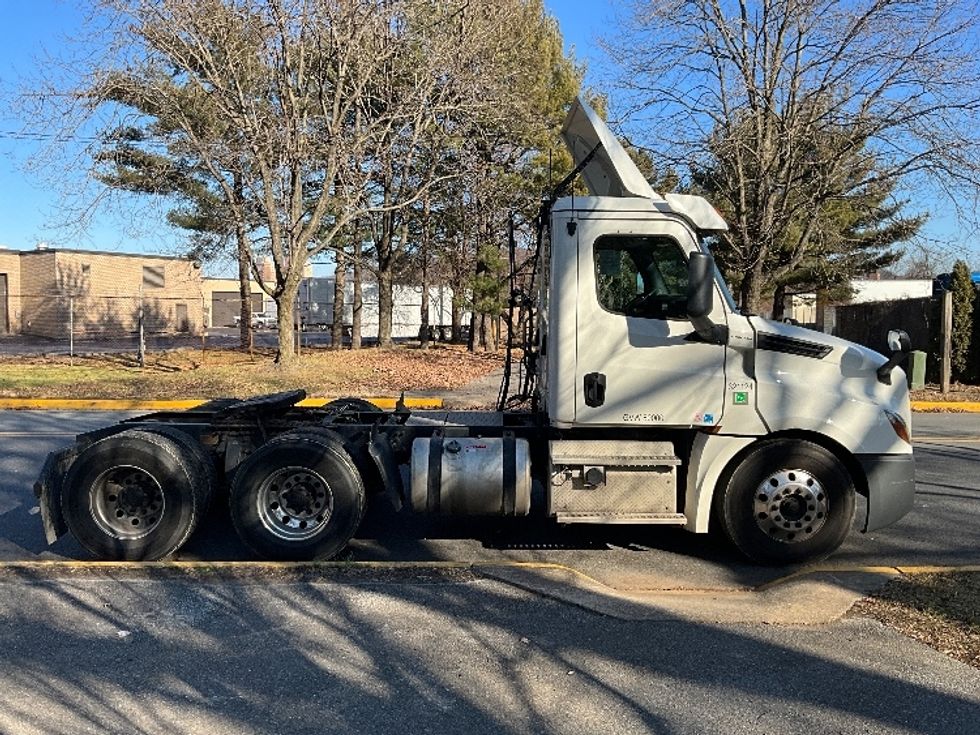 Day Cab Tractor-Heavy Duty Tractors-Freightliner-2019-T12664ST-Reading-PA-339,729\n\t\tmiles-$ 53,500 - Image 8