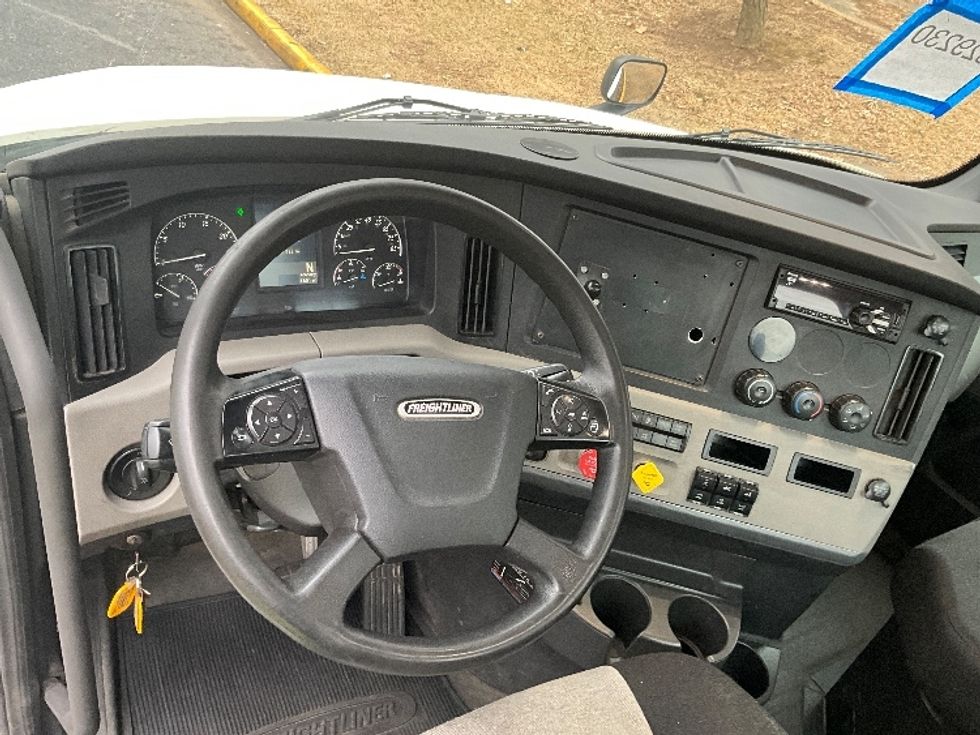 Day Cab Tractor-Heavy Duty Tractors-Freightliner-2019-T12664ST-Reading-PA-421,925\n\t\tmiles-$ 42,750 - Image 11