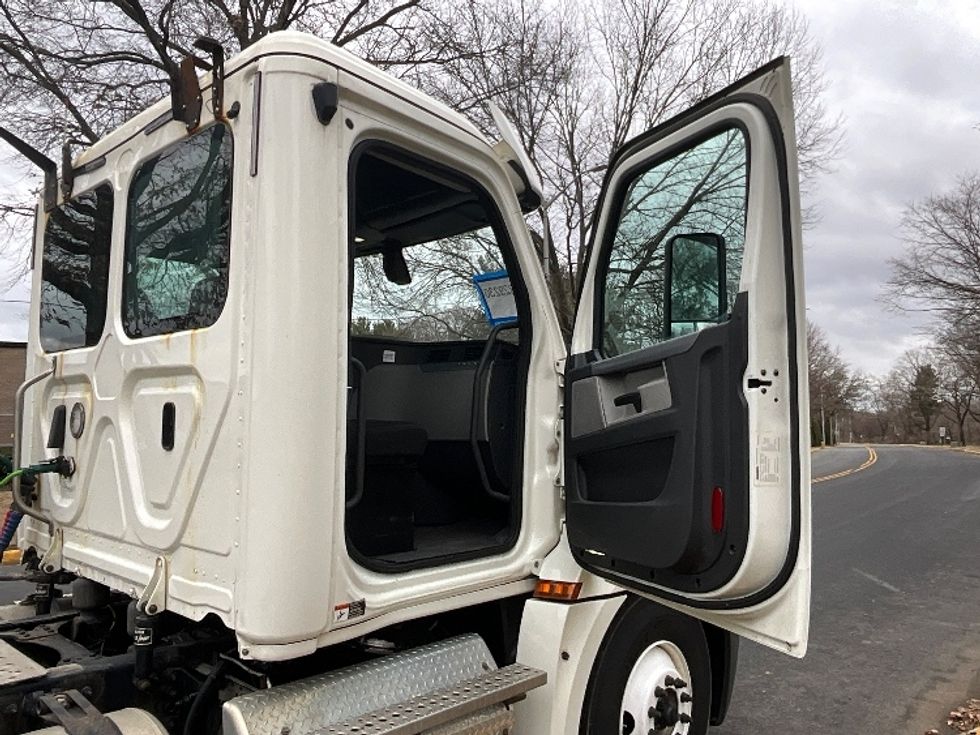 Day Cab Tractor-Heavy Duty Tractors-Freightliner-2019-T12664ST-Reading-PA-421,925\n\t\tmiles-$ 42,750 - Image 12