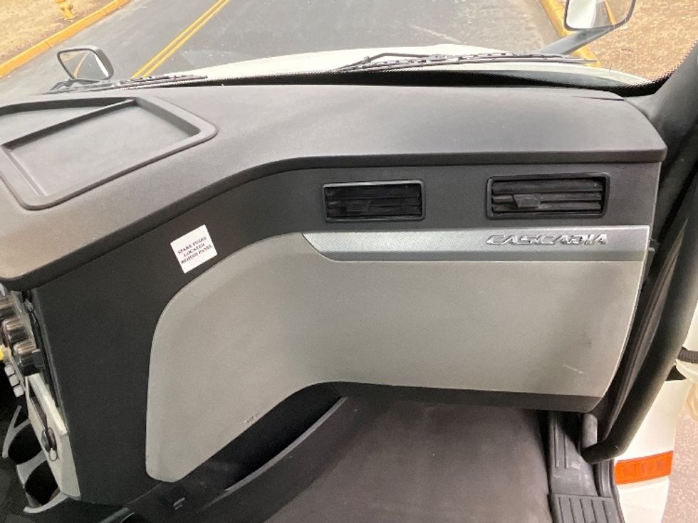 Day Cab Tractor-Heavy Duty Tractors-Freightliner-2019-T12664ST-Reading-PA-421,925\n\t\tmiles-$ 42,750 - Image 13