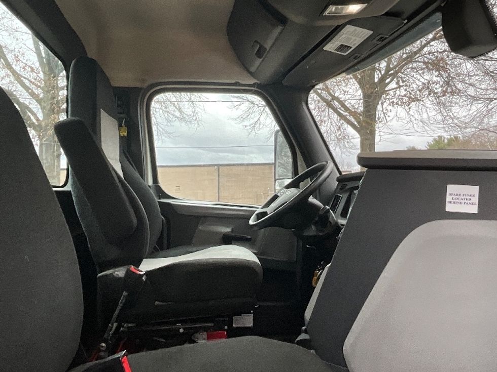 Day Cab Tractor-Heavy Duty Tractors-Freightliner-2019-T12664ST-Reading-PA-421,925\n\t\tmiles-$ 42,750 - Image 14