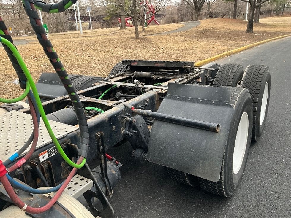Day Cab Tractor-Heavy Duty Tractors-Freightliner-2019-T12664ST-Reading-PA-421,925\n\t\tmiles-$ 42,750 - Image 17
