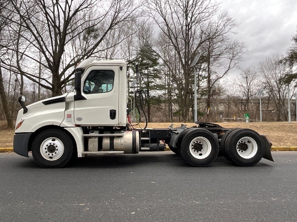 Day Cab Tractor-Heavy Duty Tractors-Freightliner-2019-T12664ST-Reading-PA-421,925\n\t\tmiles-$ 42,750 - Image 4