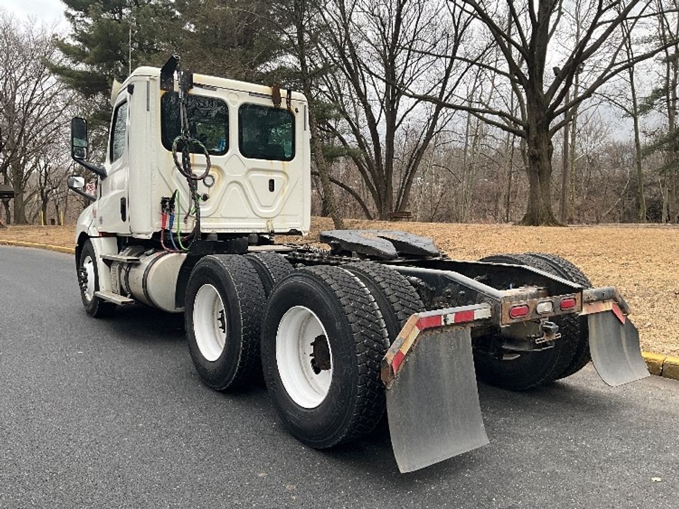 Day Cab Tractor-Heavy Duty Tractors-Freightliner-2019-T12664ST-Reading-PA-421,925\n\t\tmiles-$ 42,750 - Image 5