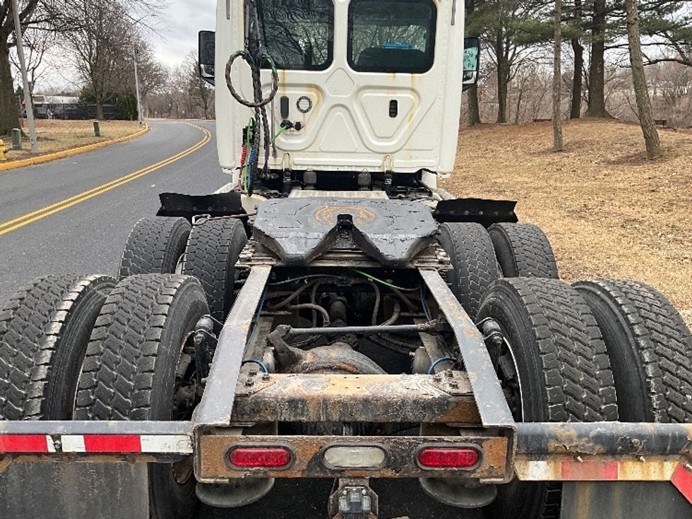 Day Cab Tractor-Heavy Duty Tractors-Freightliner-2019-T12664ST-Reading-PA-421,925\n\t\tmiles-$ 42,750 - Image 6