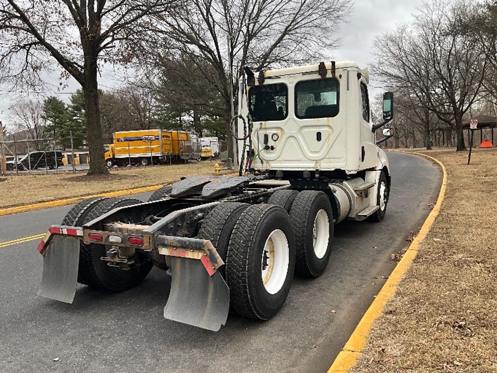 Day Cab Tractor-Heavy Duty Tractors-Freightliner-2019-T12664ST-Reading-PA-421,925\n\t\tmiles-$ 42,750 - Image 7