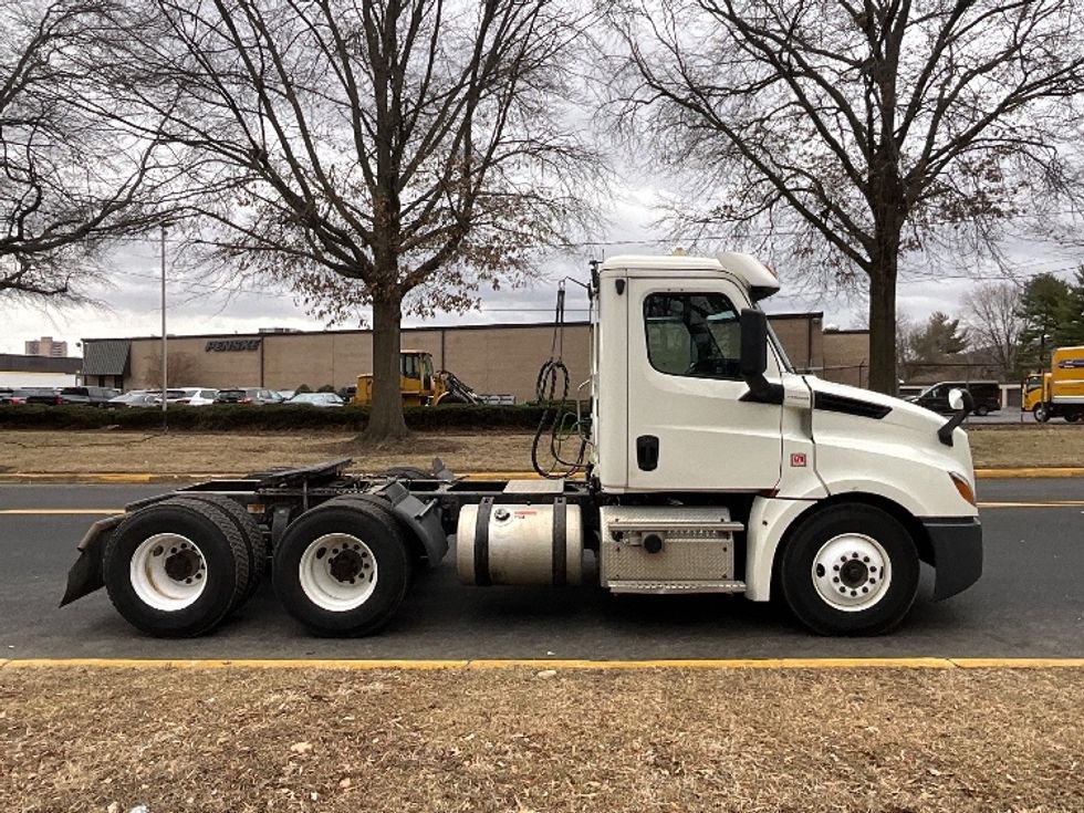 Day Cab Tractor-Heavy Duty Tractors-Freightliner-2019-T12664ST-Reading-PA-421,925\n\t\tmiles-$ 42,750 - Image 8