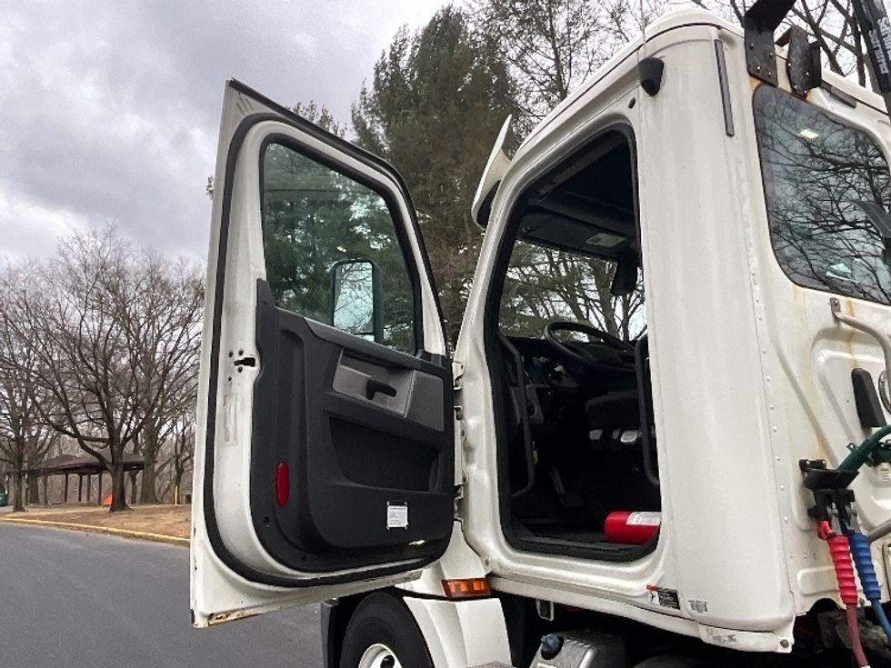 Day Cab Tractor-Heavy Duty Tractors-Freightliner-2019-T12664ST-Reading-PA-421,925\n\t\tmiles-$ 42,750 - Image 9