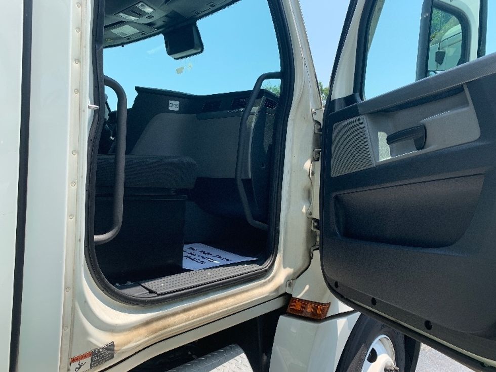 Day Cab Tractor-Heavy Duty Tractors-Freightliner-2019-T12664ST-Reading-PA-433,258\n\t\tmiles-$ 56,500 - Image 12