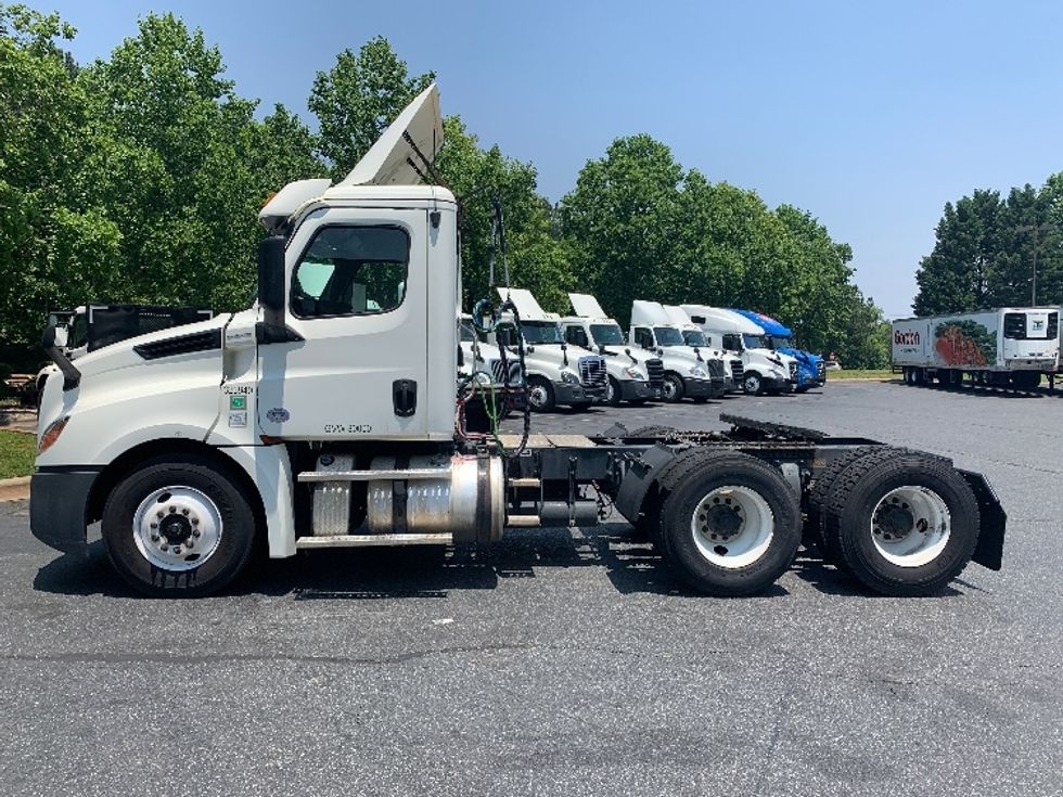 Day Cab Tractor-Heavy Duty Tractors-Freightliner-2019-T12664ST-Reading-PA-433,258\n\t\tmiles-$ 56,500 - Image 4