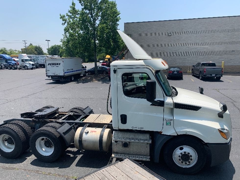 Day Cab Tractor-Heavy Duty Tractors-Freightliner-2019-T12664ST-Reading-PA-433,258\n\t\tmiles-$ 56,500 - Image 8