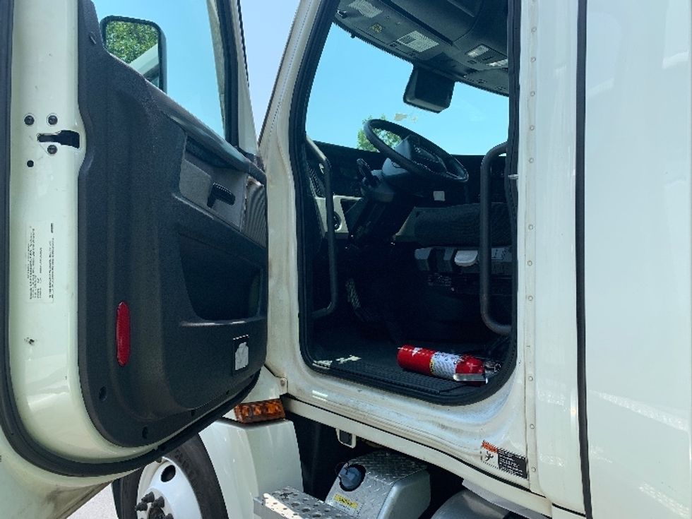 Day Cab Tractor-Heavy Duty Tractors-Freightliner-2019-T12664ST-Reading-PA-433,258\n\t\tmiles-$ 56,500 - Image 9